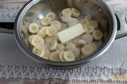 Рулет с жареными бананами: Вводим рекомендованное количество масла, готовим массу несколько минут, аккуратно перемешивая ее (стараясь не повредить форму плодов).