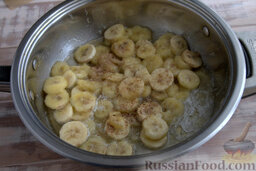 Рулет с жареными бананами: Добавляем в банановую заготовку специи. Ждем, когда начинка остынет.
