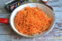 Теплый салат "Корейский колорит": Через 10 минут в сковороду к мясу добавляем «корейскую» морковку.
