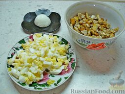 Салат с кальмарами: Обжарить грибы.   Яйца нарезать кубиком. (От вареного яйца можно срезать верхушку для 