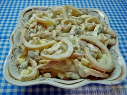 Салат с кальмарами: Добавить соус, перемешать, выложить салат с кальмарами в салатник или в порционную посуду.