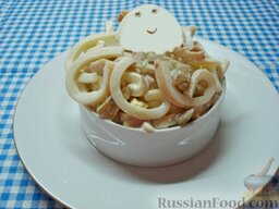 Салат с кальмарами: Красиво оформить салат с кальмарами.  Приятного аппетита!
