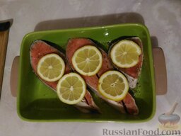 Запеченная форель с прованскими травами: Выложите на форель ломтики лимона.