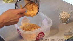 Постные котлеты с орехами: Измельчённую массу перекладываем в ёмкость, добавляем 2 ложки растительного масла. Затем поперчить и посолить по вкусу.