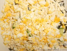 Салат с морской капустой и сухариками: Яйца добавить к остальным ингредиентам.