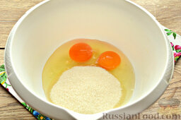 Кекс с мускатным орехом: В удобную миску разбиваем на первом этапе яйца и подсыпаем сахарный песок. Ингредиенты взбиваем миксером.