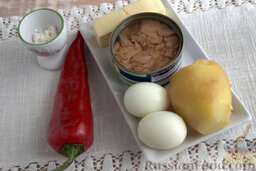 Салат с тунцом: Продукты для салата с тунцом консервированным можно приготовить заранее (сварить картофель и яйца). Все, что останется сделать - это нашинковать все ингредиенты и уложить их в миску.