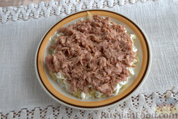 Салат с тунцом: С помощью вилки измельчаем мясо тунца, выкладываем его поверх картофеля.