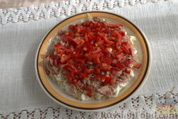 Салат с тунцом: Следующий этап - добавление измельченного красного перца. Покрываем массу соусом.