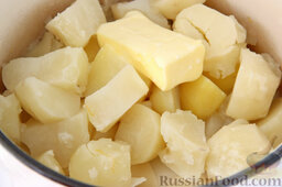 Кальмары, фаршированные картофельным пюре: С картошки сливаем почти всю воду, добавляем молоко с маслом.