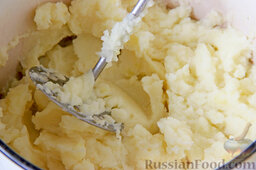 Кальмары, фаршированные картофельным пюре: Орудуя толкушкой, превращаем ее в пюре. При необходимости досаливаем.