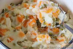 Кальмары, фаршированные картофельным пюре: Ссыпаем все овощи в кастрюлю к пюре и перемешиваем.