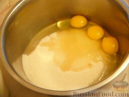 Пирог на молоке, с изюмом: Как приготовить пирог на молоке с изюмом:    Яйца растираем вместе с сахаром. Должна получиться пышная масса.