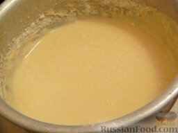 Пирог на молоке, с изюмом: Далее в тесто добавляем масло без запаха и перемешиваем. Должно получиться не густое тесто. В готовое тесто отправляем мягкий изюм.