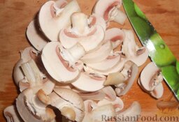 Салат с омлетом, грибами и фасолью: Как приготовить салат с омлетом и грибами:    Шампиньоны промыть холодной водой, почистить и нарезать пластинками.