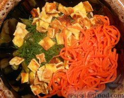 Салат с омлетом, грибами и фасолью: Все подготовленные ингредиенты соединить в глубокой ёмкости.