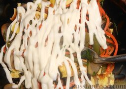 Салат с омлетом, грибами и фасолью: Добавить майонез.