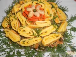 Салат с омлетом, грибами и фасолью: Готовый салат с омлетом и грибами. Приятного аппетита!:)