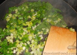 Салат с омлетом, грибами и фасолью: Разогреть сковороду, влить 2 ст. ложки растительного масла и обжарить черемшу в течение 5 минут на большом огне, постоянно помешивая.