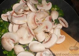 Салат с омлетом, грибами и фасолью: Затем добавить грибы, посолить.