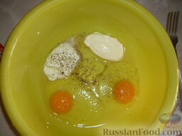 Нежные куриные отбивные в кляре: В миске взбейте 2 яйца. Добавьте по полторы столовые ложки майонеза и сметаны, соль и перец.