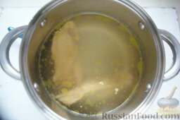 Суп с фасолью, на курином бульоне: Куриное мясо поместить в кастрюлю и варить на среднем огне. Если птица домашняя, то бульон из нее будет вариться 1,5-2 часа.