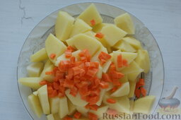 Суп с фасолью, на курином бульоне: Подготовьте картофель и морковь. Картофель почистить и крупно нарезать. Половину моркови почистить и нарезать тонкими брусочками или кубиками.   Когда фасоль размягчится настолько, что отдельные бобы начнут разваливаться, добавьте её в суп. Затем добавьте овощи.  Вместе с овощами положите соль и лавровый лист.