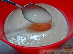 Заварные  блины "Три вкуса" (на сыворотке): Частями добавить просеянную муку, весь обычный и ванильный сахар, соль. Тесто должно получиться густое, как на оладьи.