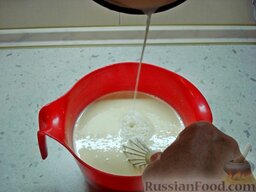 Заварные  блины "Три вкуса" (на сыворотке): Смешать молоко, воду и вскипятить. Размешивая тесто венчиком, влить струйкой горячее молоко. Так тесто заварится.