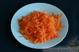 Салат из пекинской капусты с яблоком и морковью: Очищаем вымытую морковь, натираем морковку на тёрке.