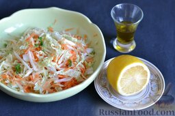 Салат из пекинской капусты с яблоком и морковью: Выжимаем в салат сок лимона, подливаем в салат совсем немного оливкового масла.