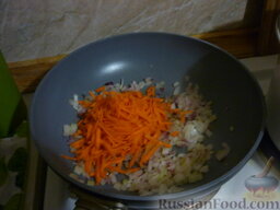 Картофельные лодочки, запеченные с фаршем: В это время подготавливаем начинку для наших лодочек.  Обжариваем сперва лук и, после того, как он стал прозрачным, кладём в сковороду (или сотейник) морковку.
