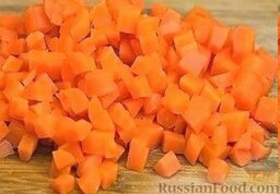 Вегетарианский оливье "Любимый": Морковь очистить, нарезать кубиками.
