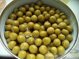 Вегетарианский оливье "Любимый": Открыть баночку горошка, слить жидкость.