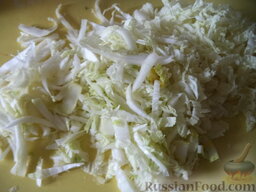 Салат с кукурузой: Как приготовить салат с кукурузой и пекинской капустой:    Пекинскую капусту нарезать соломкой.