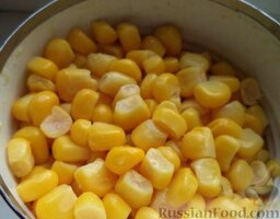 Салат с кукурузой: Открыть баночку консервированной кукурузы. Слить жидкость.