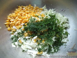 Салат с кукурузой: Все ингредиенты сложить в миску. Посолить салат с кукурузой по вкусу.