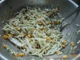 Салат с кукурузой: Все хорошо перемешать.  Простой салат с кукурузой и пекинской капустой готов.