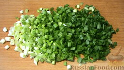 Картофельный салат с сельдью и свежим огурцом: Мелко нарежем зеленый лук.
