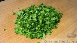 Картофельный салат с сельдью и свежим огурцом: Ножом нарубим зелень петрушки.
