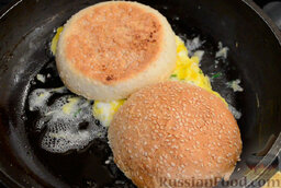 Завтрак на скорую руку (бутерброд с яйцом): Как приготовить бутерброд с яйцом, сыром и колбасой для завтрака на скорую руку:    Вылить 2 яйца на сковороду, размешать желток, выровнять яичко в прямую линию. Присолить по вкусу.  Посыпать яйцо зеленью.  Разрезать булочку поперек, выложить разрезом на яйцо и немного прижать.