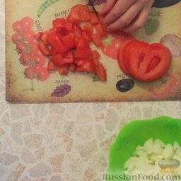 Фаршированные макароны: Порезать помидор кубиками (чем мельче нарезан, тем быстрее протушится с фаршем).