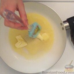 Фаршированные макароны: Для соуса бешамель сначала растопить сливочное масло.