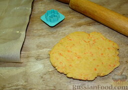 Песочное печенье "Рыженькие": Раскатываем лепешечки толщиной примерно 1-1,5 см.