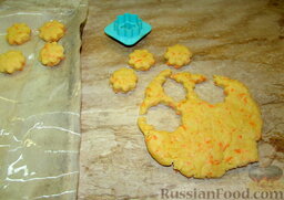 Песочное печенье "Рыженькие": Вырезаем формочкой или стаканом печенье.