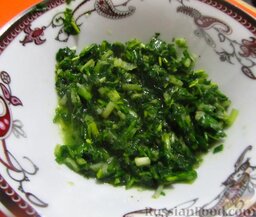 Челогач в зеленом маринаде: Смешайте зелень с оливковым маслом и уксусом.