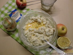 Творожный рулет с яблоками и корицей: В отдельной емкости взбейте яйцо, половину содержимого добавьте в тесто. Тщательно перемешайте все ингредиенты, так, чтобы получилась однородная масса.