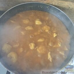 Курица карри-корма: Курицу нарезать кусочками.   Обжарить кусочки курицы на сковороде с разогретым растительным маслом.   Залить соусом и готовить под закрытой крышкой минут 10.
