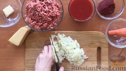 Лазанья (классический рецепт): Репчатый лук мелко режем, морковь натираем на терке.