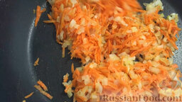 Лазанья (классический рецепт): Готовим соус болоньезе. В глубокой сковороде обжариваем лук на сливочном масле до полуготовности, добавляем к нему морковь, жарим около 5 минут.